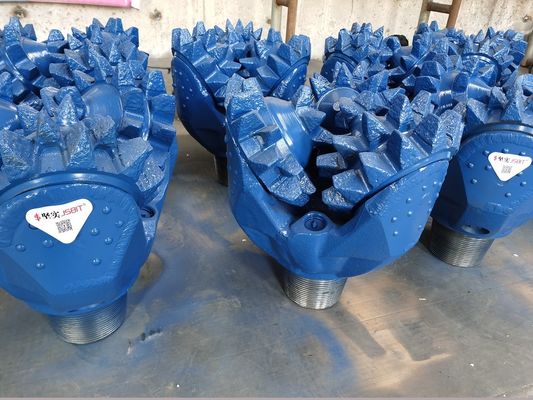 ฟันบด Tricone Rock Roller Bits 637 การก่อตัวแข็ง 444.4 มม. Iadc 127